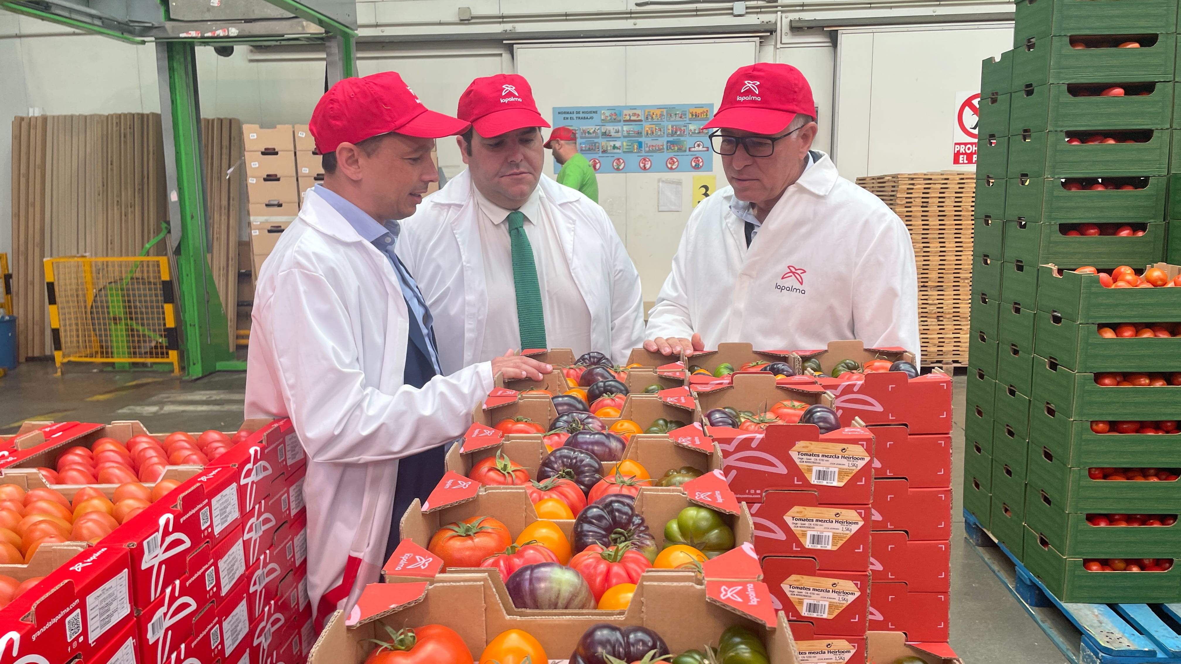 El presidente de la Mancomunidad de la Costa Tropical visita la cooperativa La Palma en Carchuna